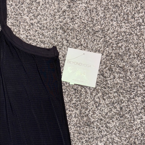 Beyond Yoga Lightweight Keyhole to Success Tank in Black NWT - Picture 9 of 10